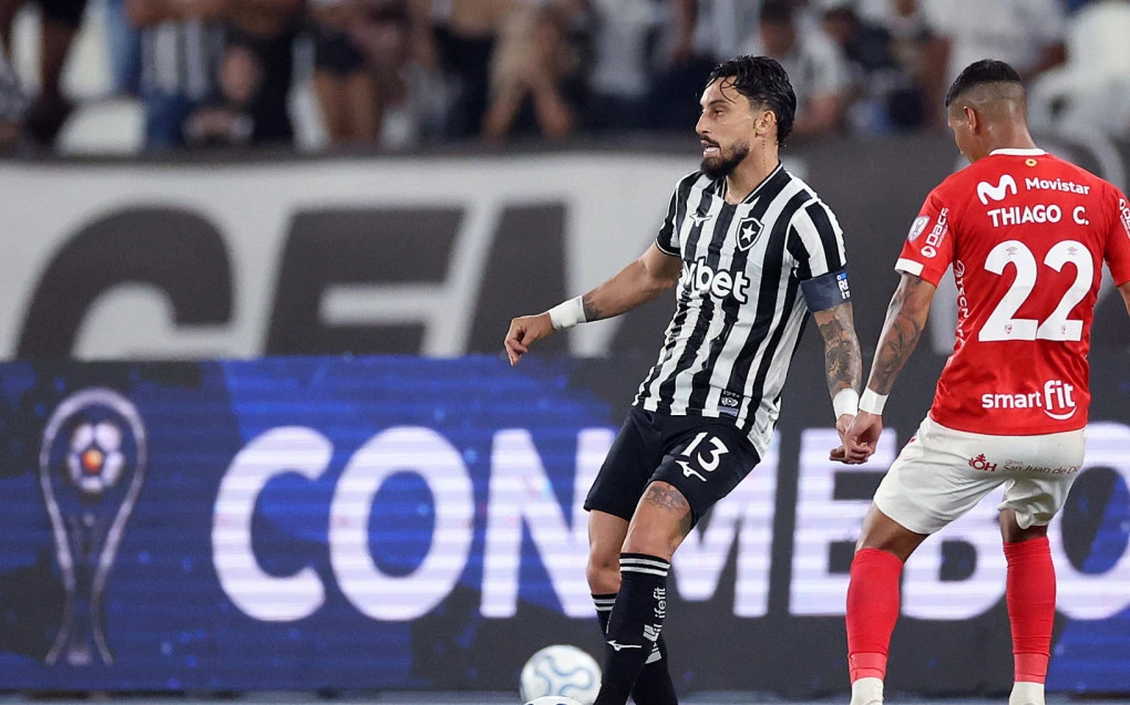 Alex Telles afirma que Botafogo pode reagir em 2026 e defende Danilo