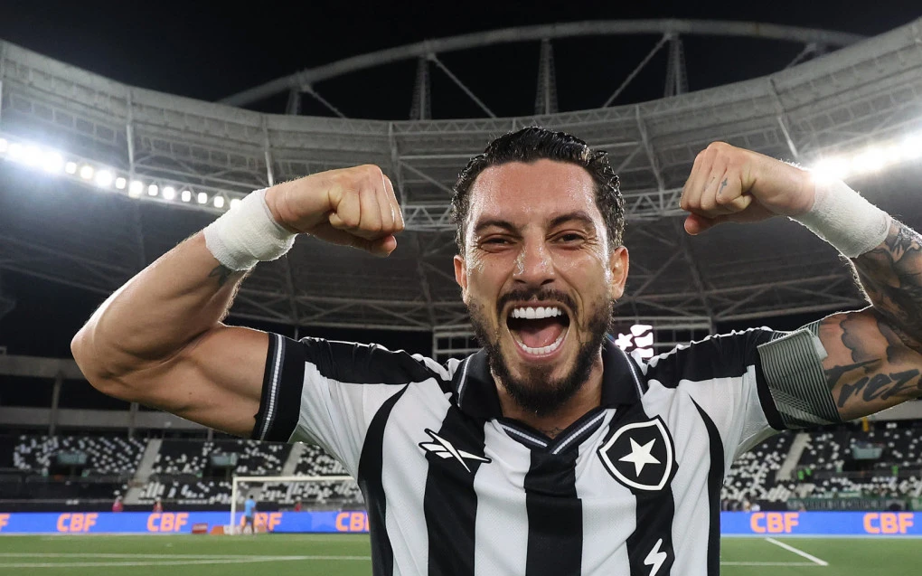 Alex Telles em entrevista após renovar contrato com o Botafogo