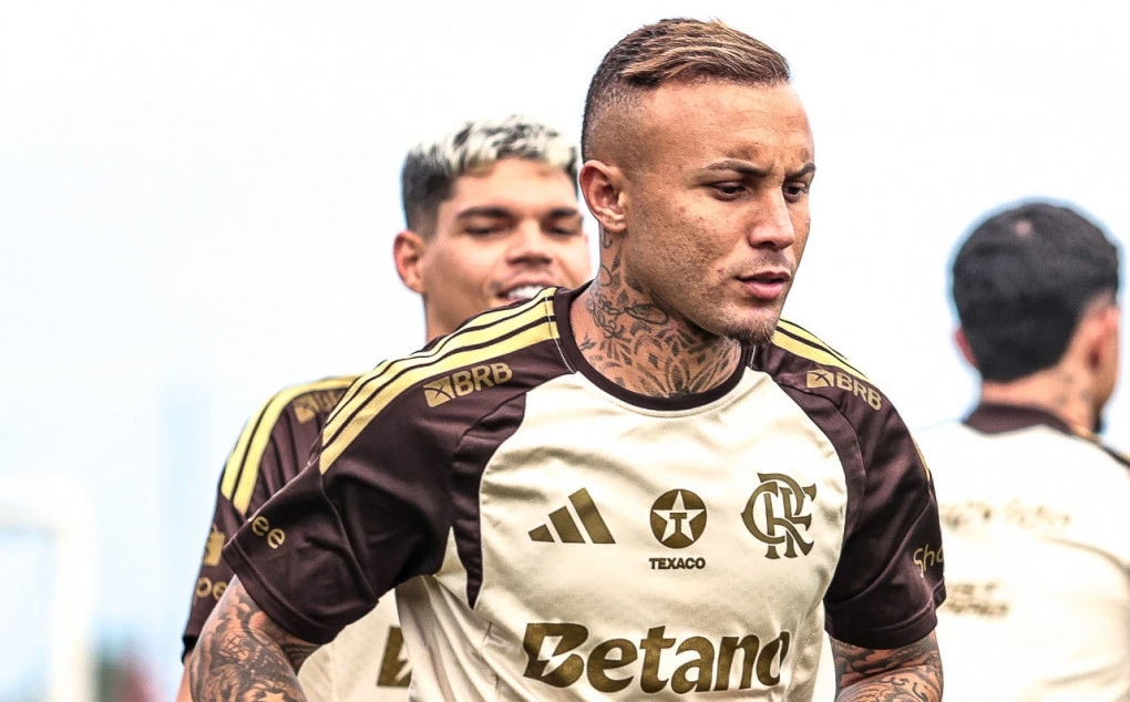 Everton Cebolinha com a camisa do Flamengo em lance de jogo