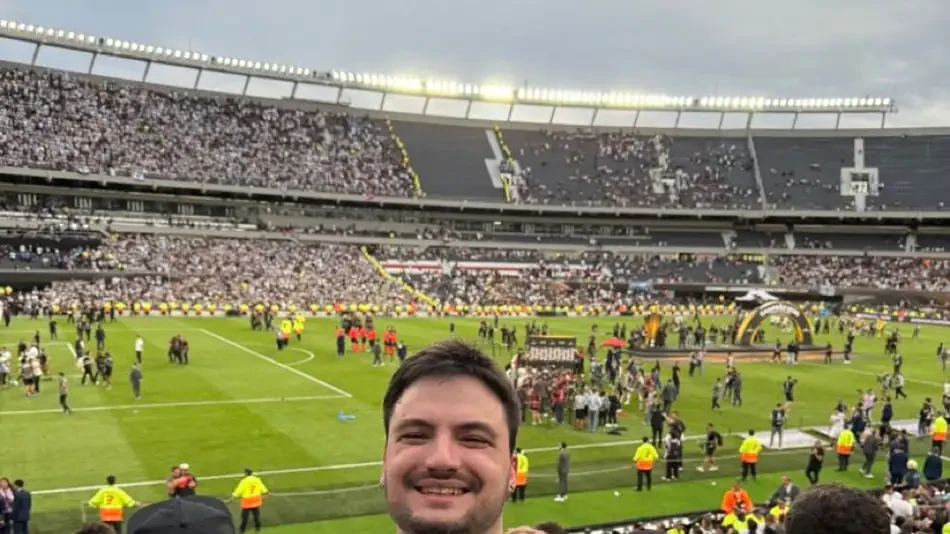 Felipe Neto no estádio durante a final da Libertadores, imagem do público e campo ao fundo