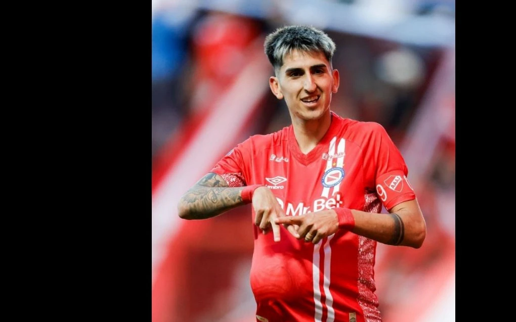 Alan Lescano em ação com a camisa do Argentinos Juniors, controlando a bola