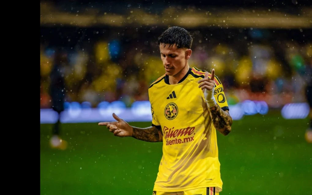 Brian Rodríguez em ação com a camisa do América do México, correndo com a bola