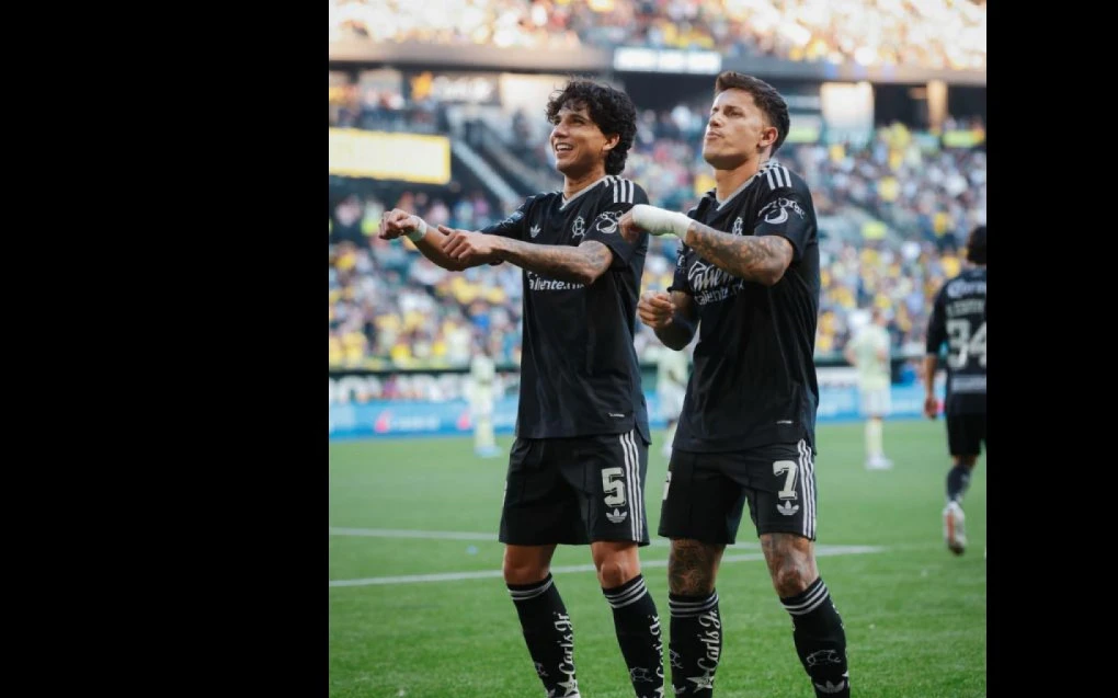 Brian Rodríguez batendo falta com a camisa do América do México