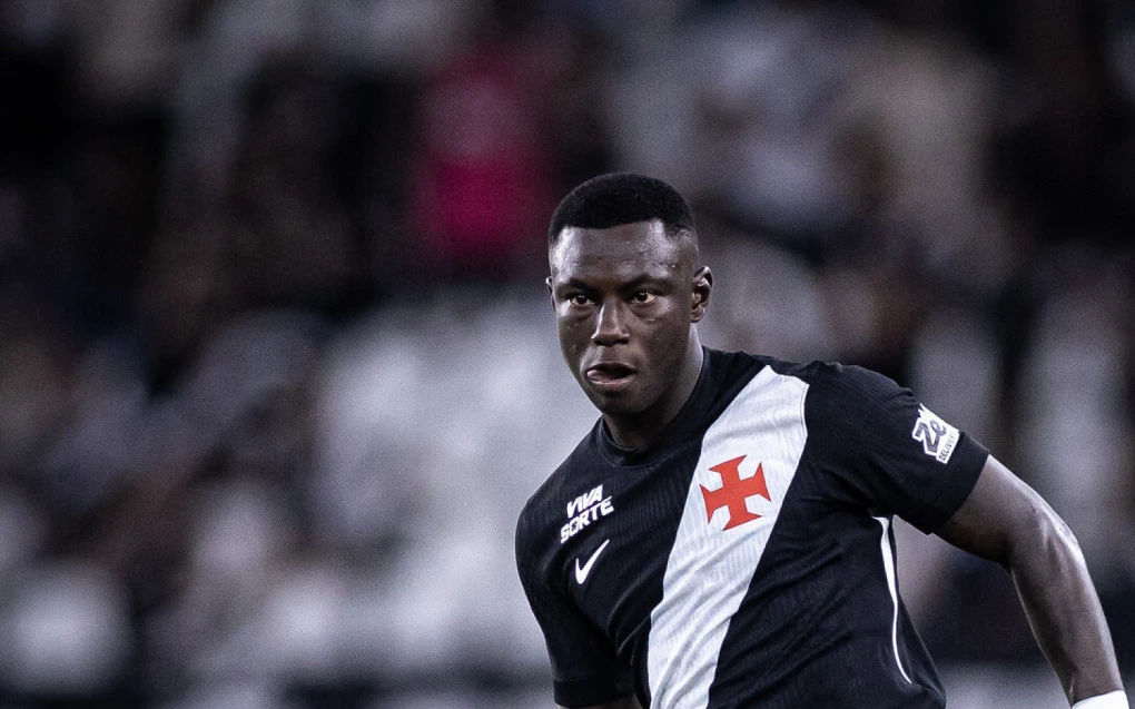 Marino Hinestroza correndo com a bola vestindo o uniforme do Vasco em jogo