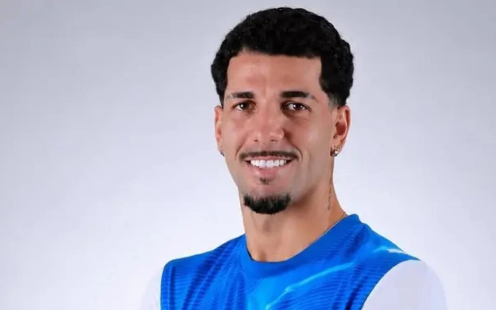 Kauã Branco posando com a camisa do Al Nasr após anúncio da transferência