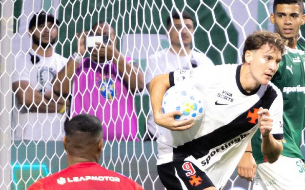 Colidio comemorando gol com a camisa do Vasco