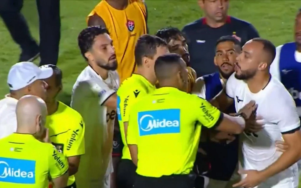Arthur Cabral discutindo com Jair Ventura na beira do campo durante a partida