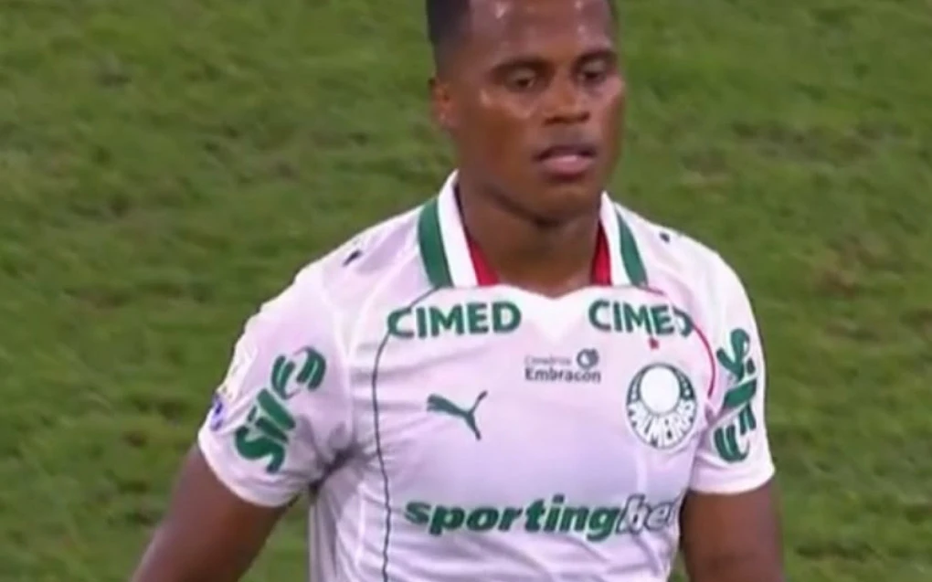 Arias deixando o campo do Maracanã visivelmente incomodado