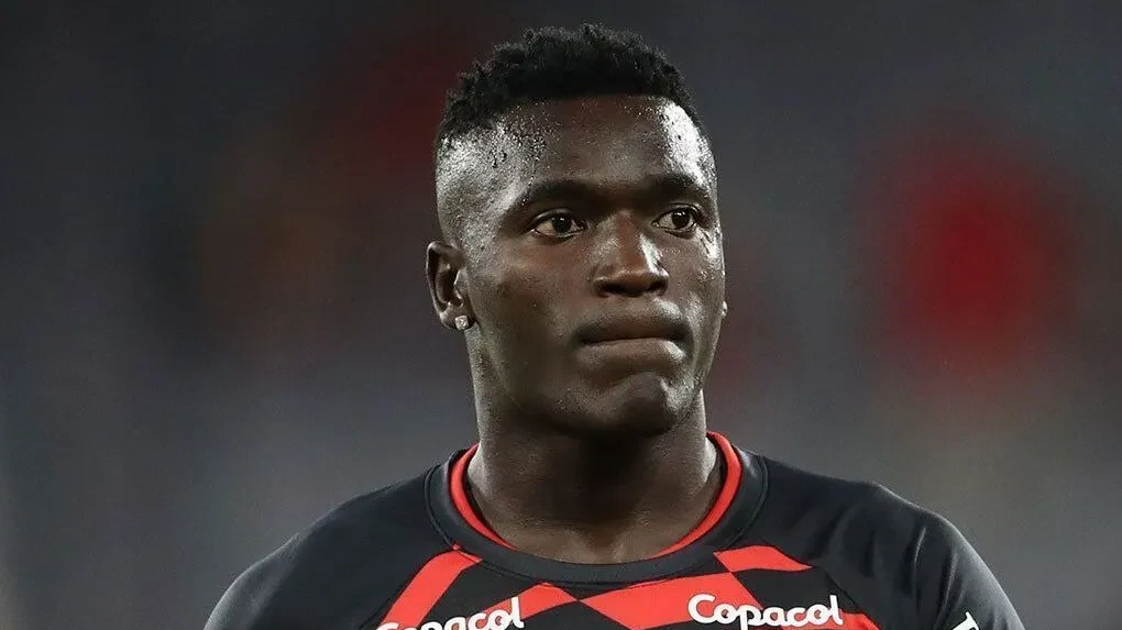 Viveros comemorando gol com a camisa do Athletico-PR em partida do Brasileirão