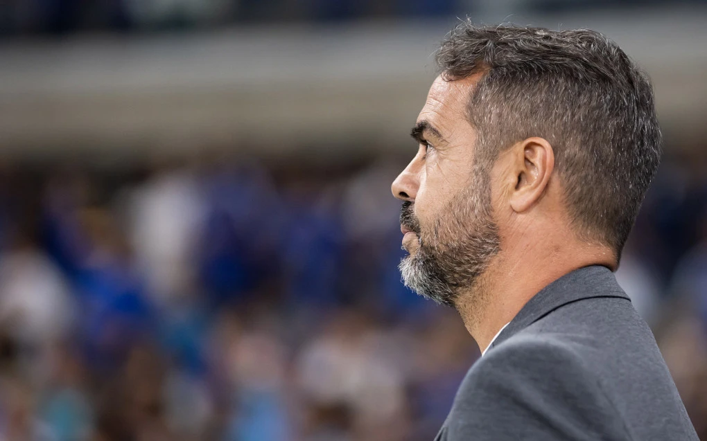 Artur Jorge no banco de reservas do Mineirão observando o jogo entre Cruzeiro e Flamengo