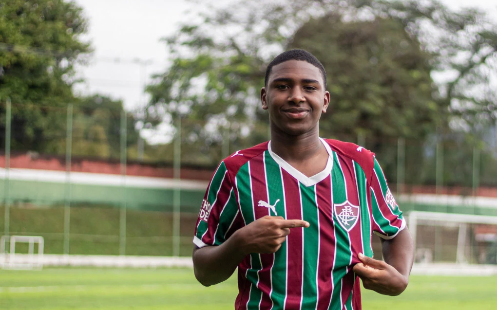 Ryan posando com a camisa do Fluminense durante apresentação