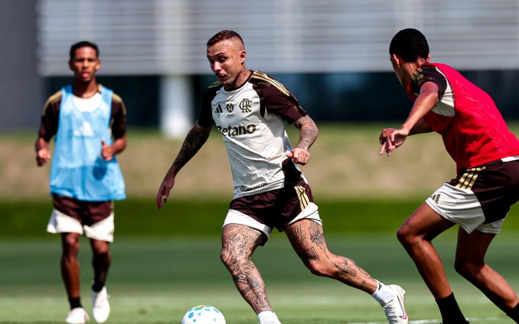 Everton Cebolinha em treino pelo Flamengo, vestindo equipamento de treino e correndo no campo