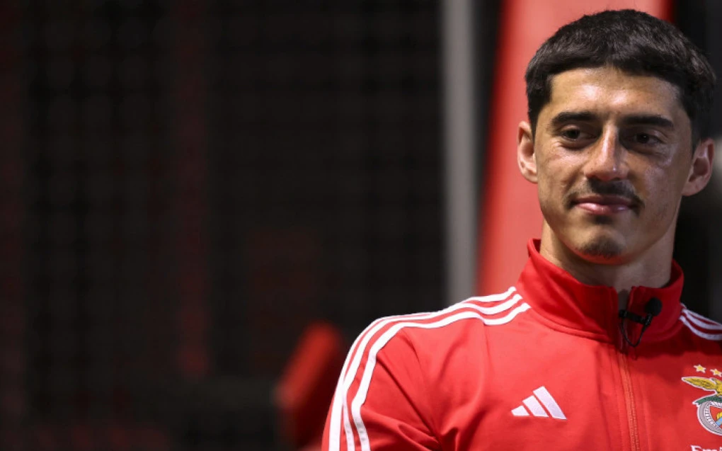 Tiago Gouveia durante entrevista com o uniforme do Benfica