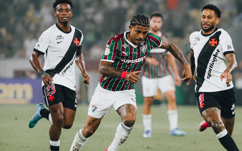 John Kennedy com expressão de frustração vestindo o uniforme do Fluminense após perder chance