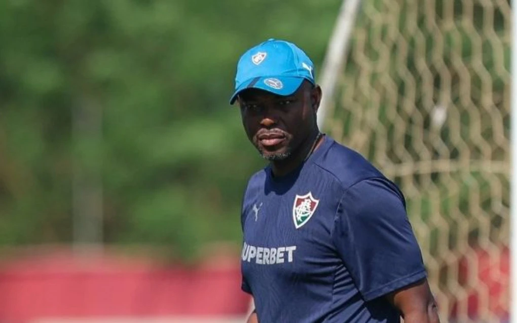 Marcão durante treino do Fluminense no gramado na sexta-feira