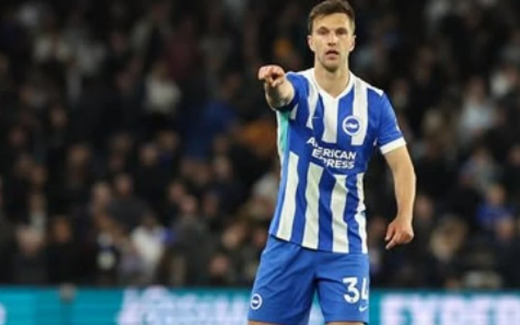 Joël Veltman com a camisa do Brighton em lance de jogo