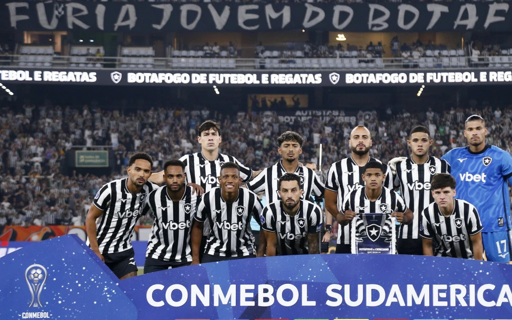 Jogadores do Botafogo posam antes da partida contra o Cienciano
