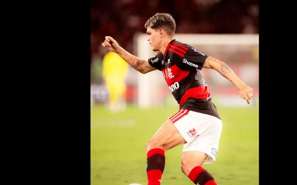 Ayrton Lucas em ação com a camisa do Flamengo durante partida do Campeonato Brasileiro