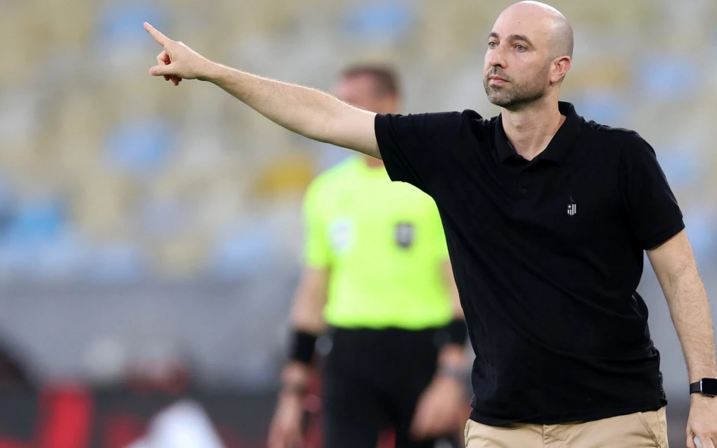 Rodrigo Bellão orientando o Botafogo no banco de reservas durante clássico