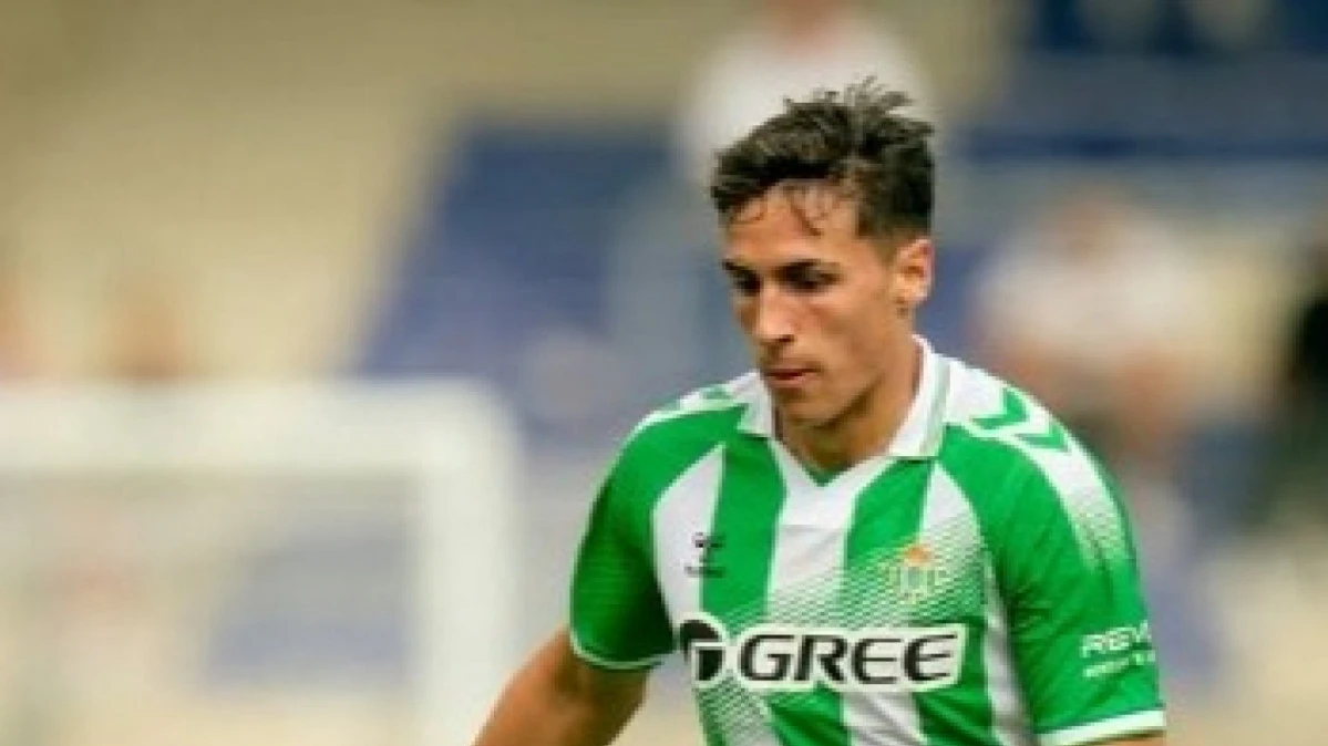 Bernal em ação com a camisa do Real Betis durante partida