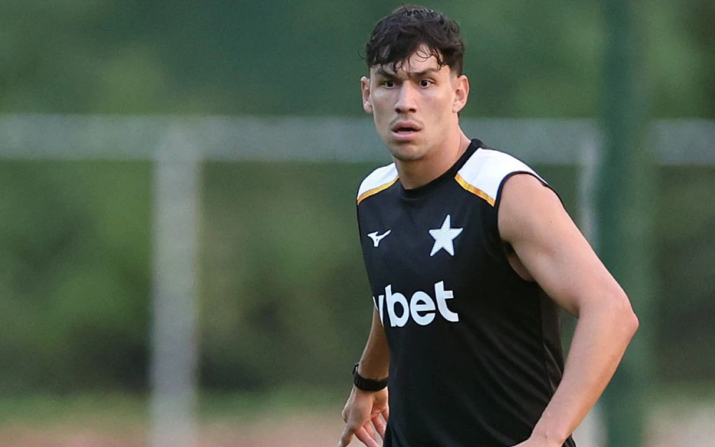 Ferraresi em treinamento com camisa do Botafogo no campo