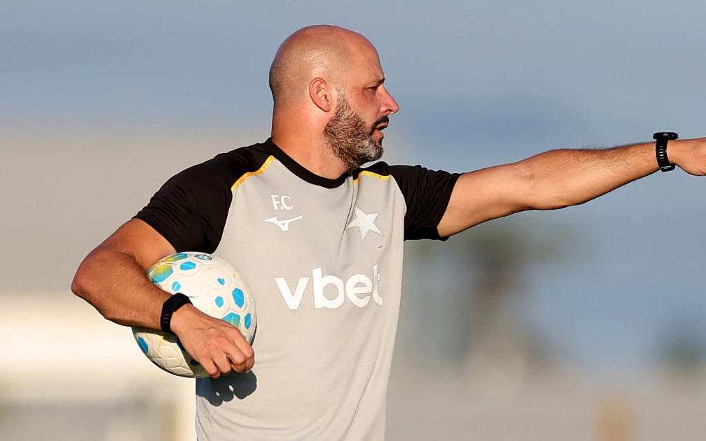 Franclim Carvalho com expressão tensa durante atividade no Botafogo