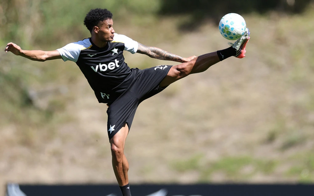 Paulinho do Botafogo em treino, retrato do jogador que ficou de fora da lista