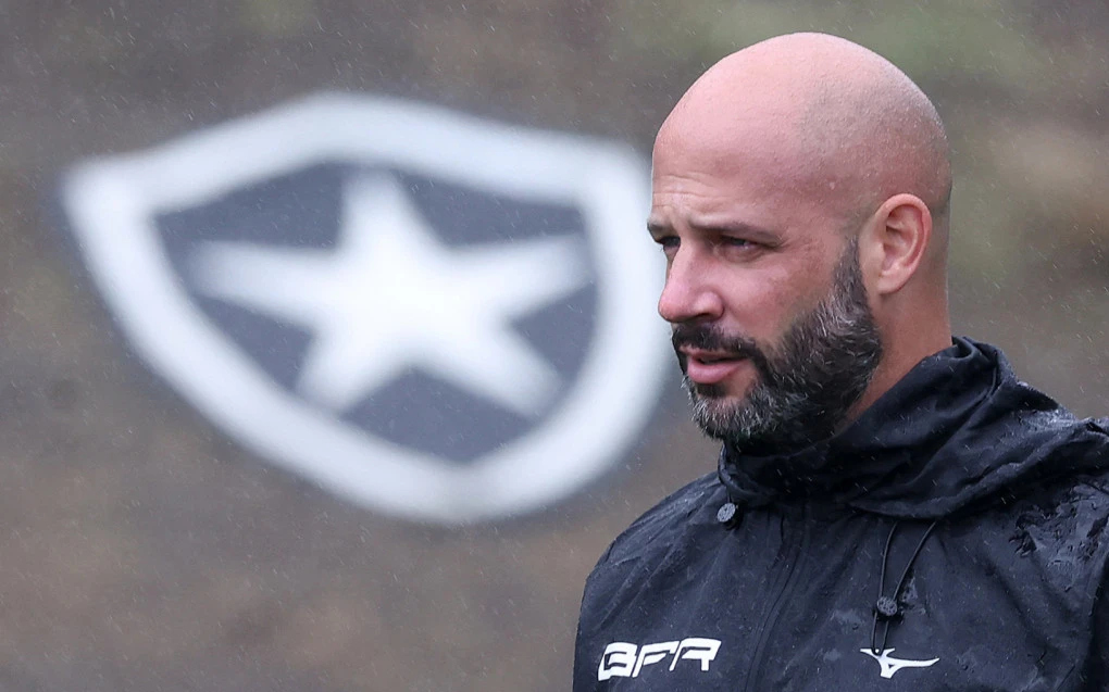 Técnico Franclim Carvalho orienta atletas durante treino do Botafogo