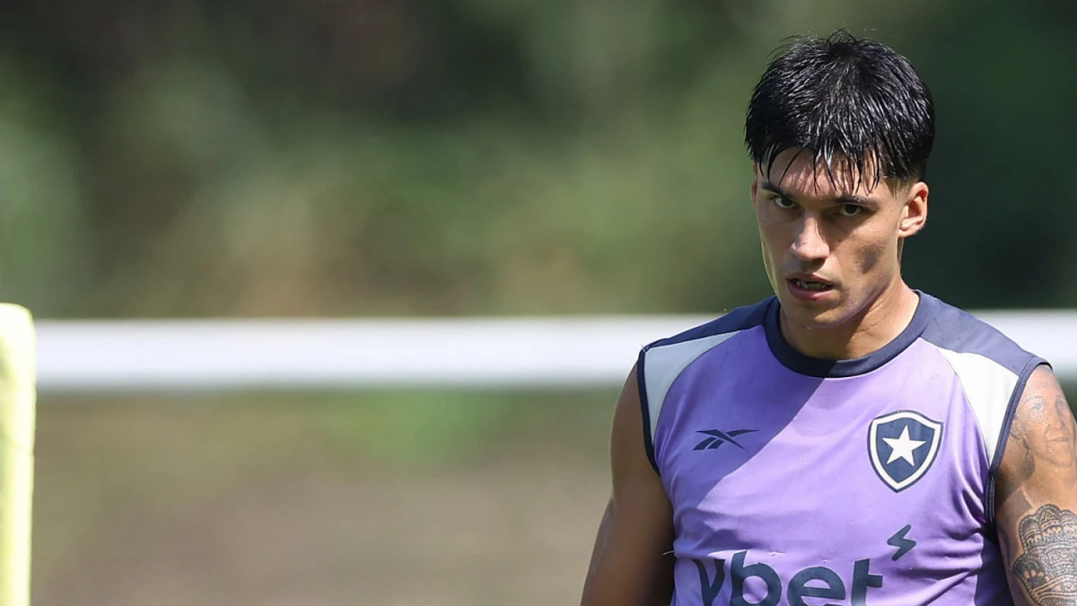 Joaquin Correa em treino com a camisa do Botafogo no gramado