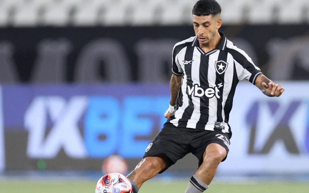 Santi Rodríguez com a camisa do Botafogo durante partida