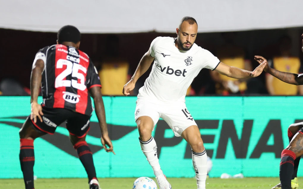 Jogadores disputam lance durante Vitória x Botafogo no Barradão