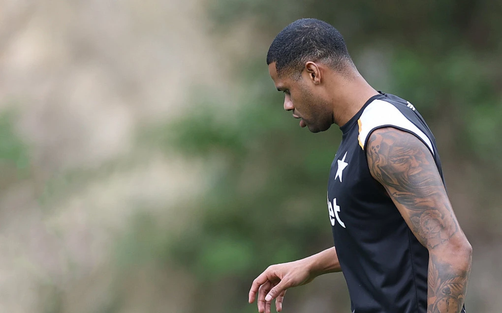 Júnior Santos durante treino no Espaço Lonier com bola