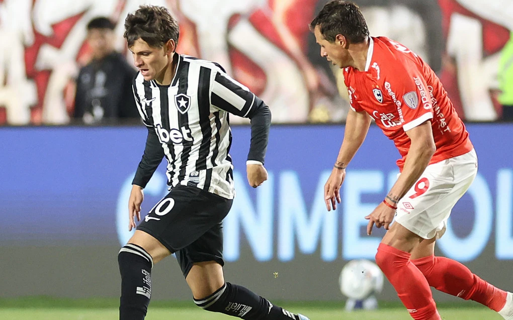 Jogadores de Cienciano e Botafogo disputando bola em lance do jogo em Cusco
