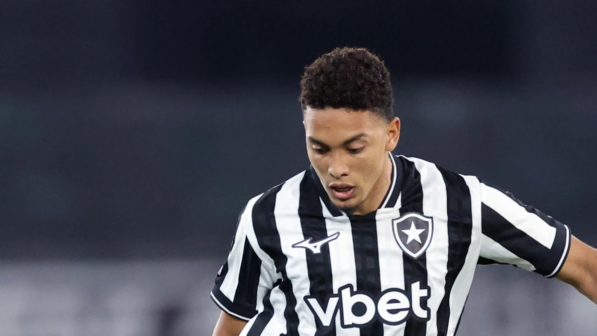 Jordan Barrera deixando o gramado com atendimento médico no Nilton Santos