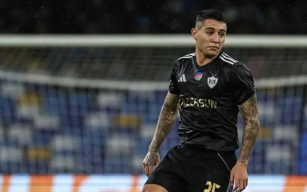 Pedro Bicalho em ação com a camisa do Qarabağ em jogo internacional