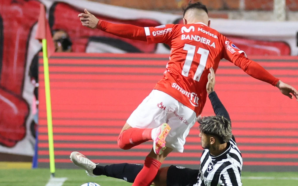 Jogador do Botafogo em ação contra o Cienciano durante partida no Peru