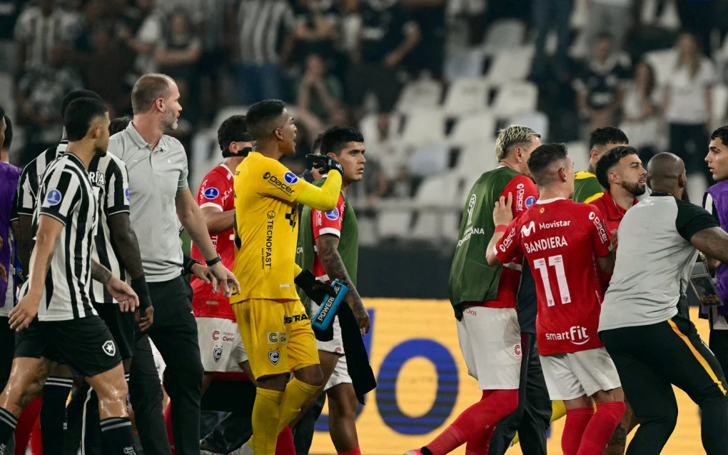 Briga entre jogadores e comissões técnicas no gramado após partida