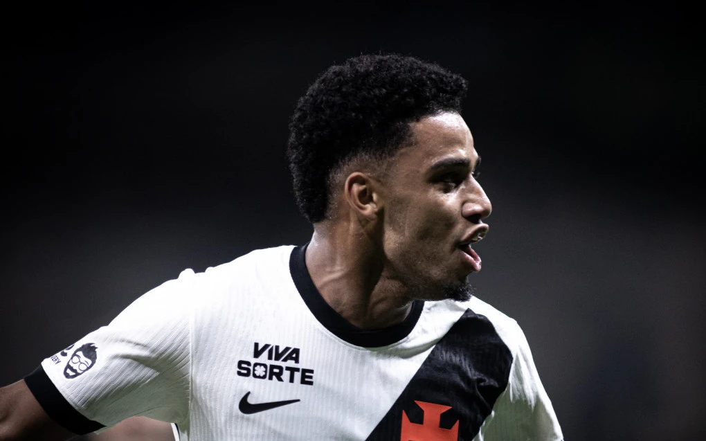 Brenner celebrando gol com a camisa do Vasco