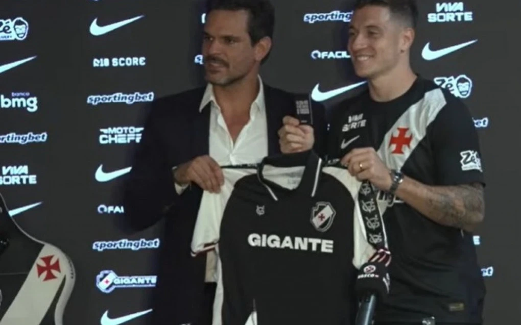 Bruno Duarte ao lado de Admar Lopes durante apresentação em São Januário