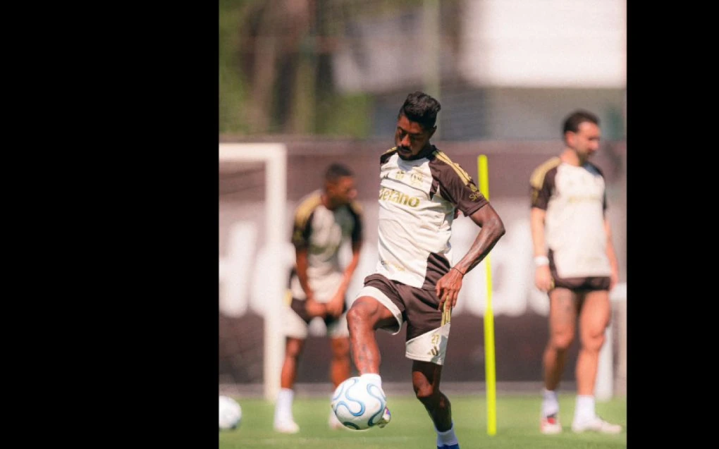 Bruno Henrique em chute no treino do Flamengo no Ninho do Urubu