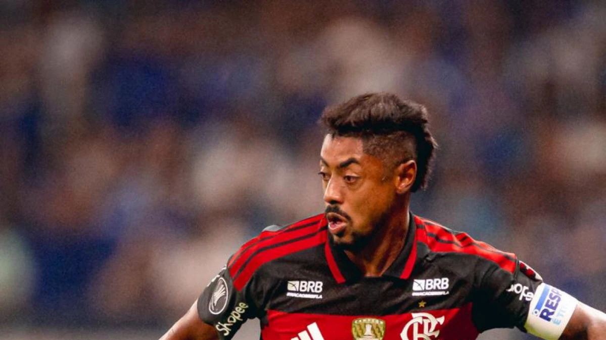 Bruno Henrique com a camisa do Flamengo em aquecimento antes da partida