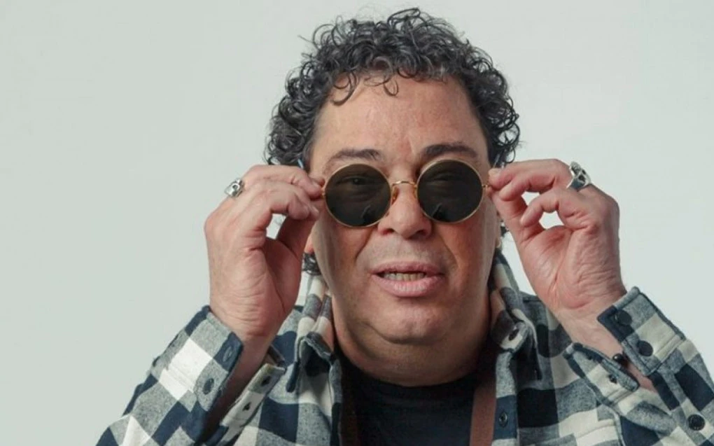 Walter Casagrande em estúdio durante participação, expressão crítica