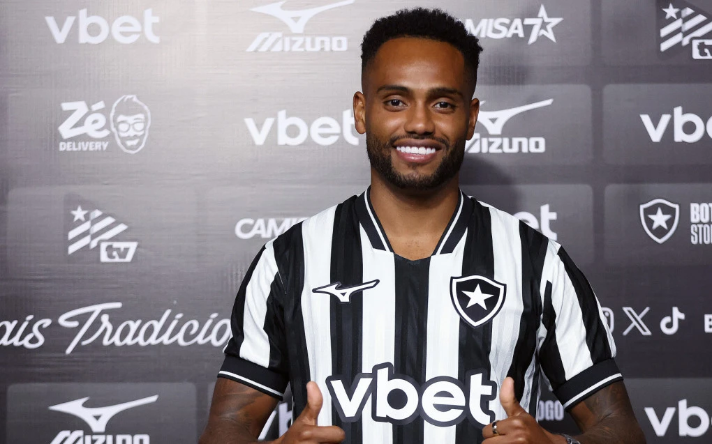 Danilo Pereira com a camisa do Botafogo durante apresentação no Nilton Santos