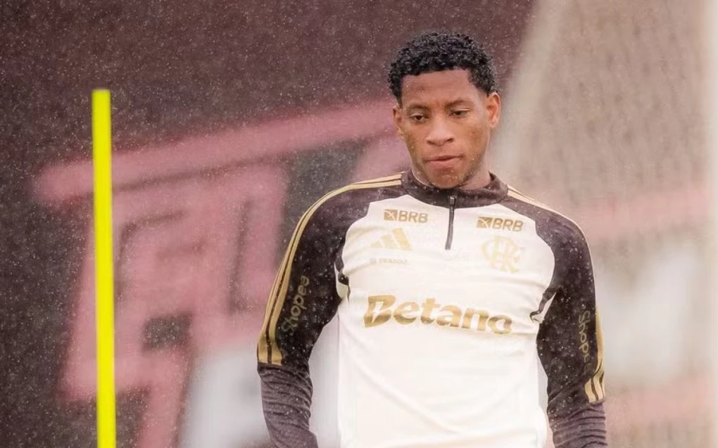 Gonzalo Plata em ação durante treino do Flamengo