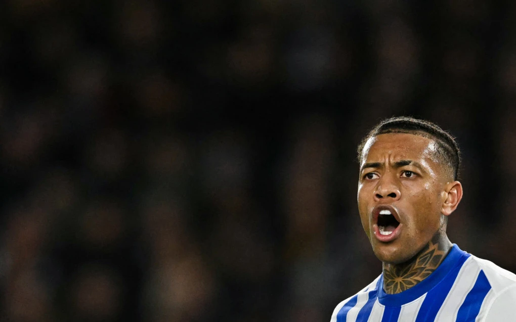 Igor Júlio disputando bola pelo Brighton na Premier League