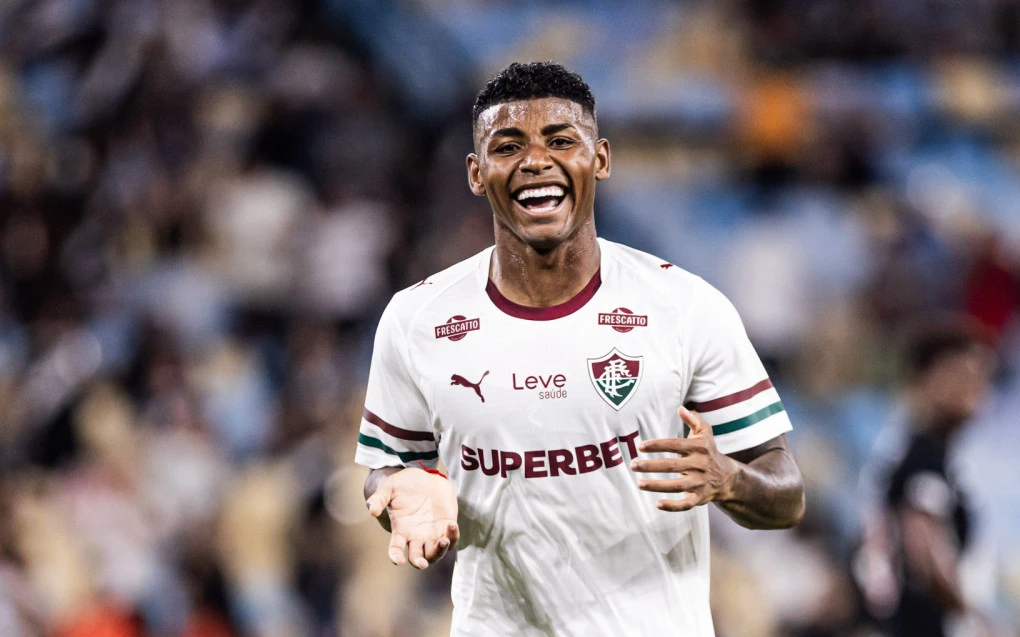 Hércules comemorando gol vestindo a camisa do Fluminense no gramado
