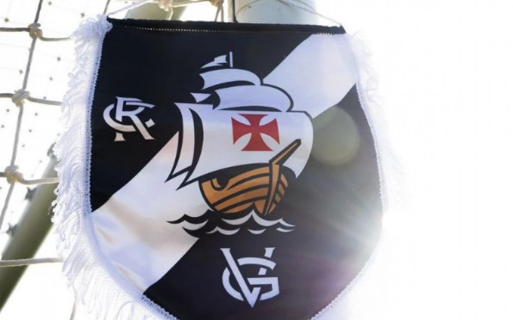 Torcida do Vasco com bandeiras e faixas comemorando 128 anos em São Januário