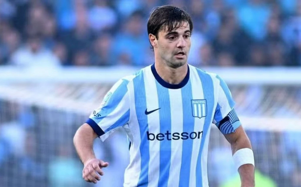 Santiago Sosa disputando bola pelo Racing Club em partida na Argentina