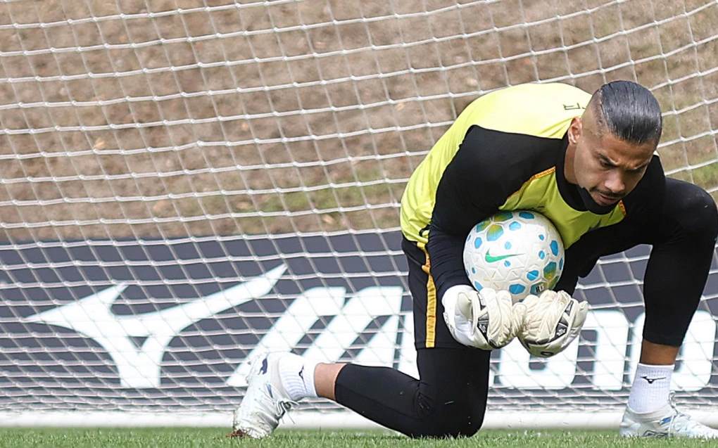 Warleson, goleiro do Botafogo, retoma treinos com curativo no queixo