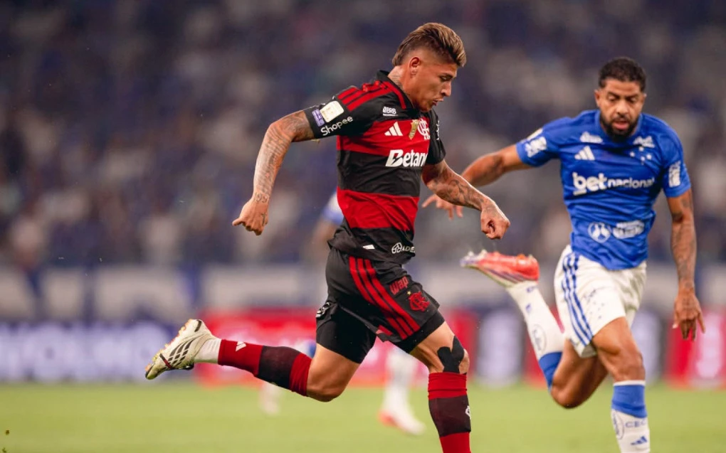 Jogadores do Flamengo abatidos no campo após gol decisivo do Cruzeiro nos acréscimos